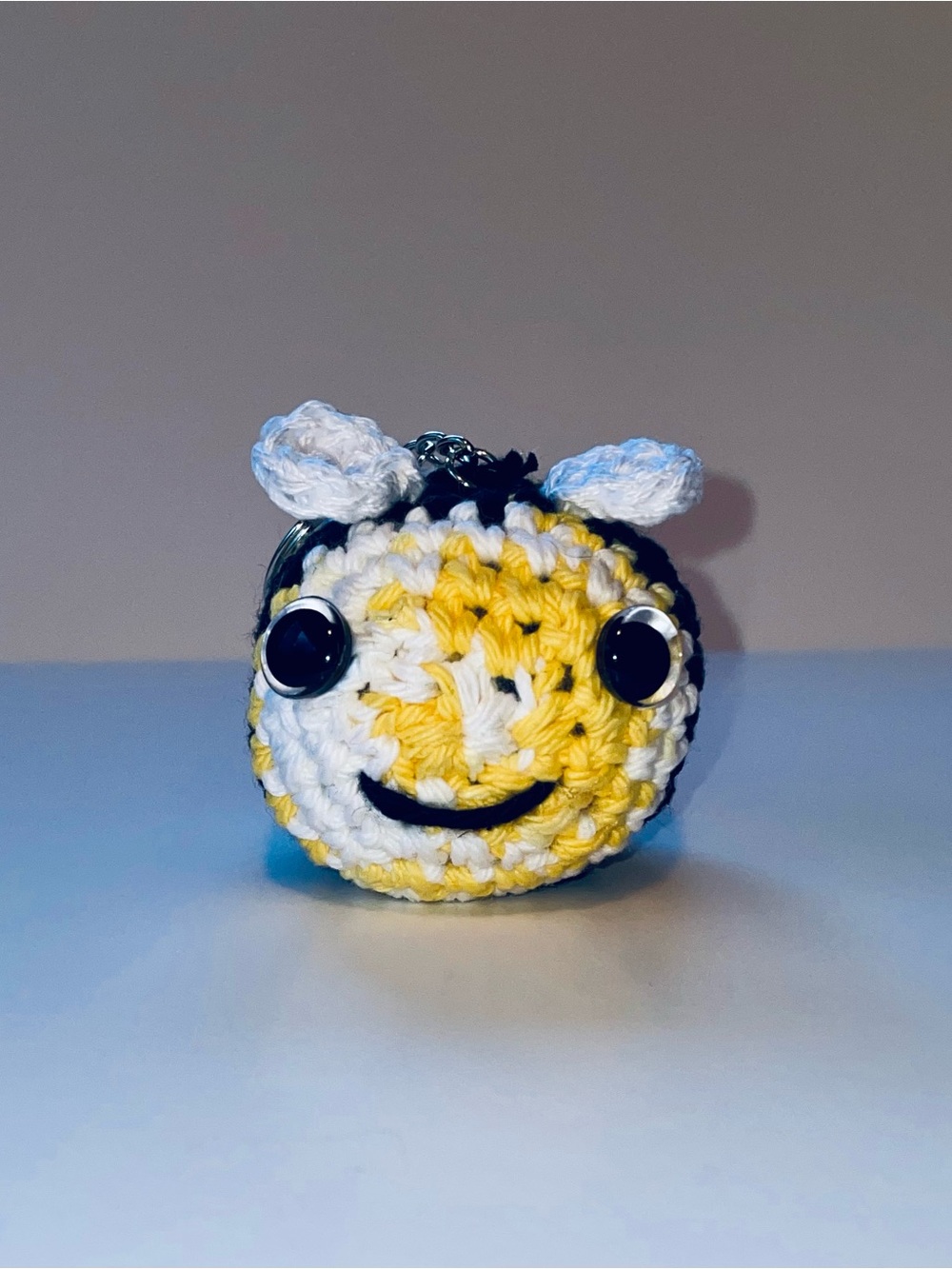 Handmade Crochet mini Bee keychain - Yellow, White & Black - long smile embroidy - Picture 6 of 15